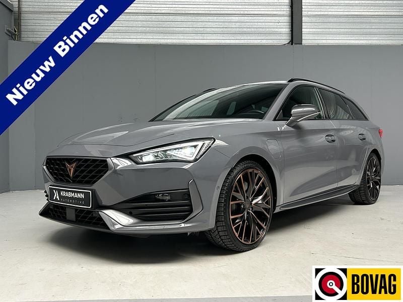 Grijs Gebruikt 2022 Cupra Leon VZ Stationwagen | € 28.444 (Eerlijke prijs) - Afbeelding 1/4