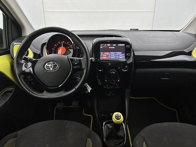Occasion Toyota Aygo X-cite 69 PK (50 kW) 2016 Geel Hatchback