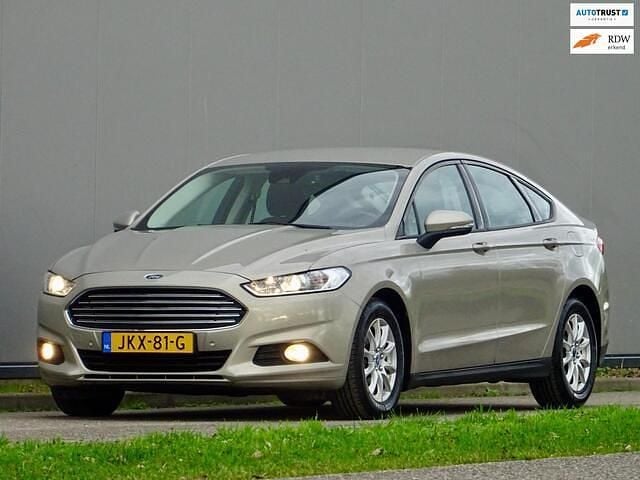 Beige (metallic) Occasion 2016 Ford Mondeo Titanium Hatchback | € 14.940 (Eerlijke prijs) - Afbeelding 1/4