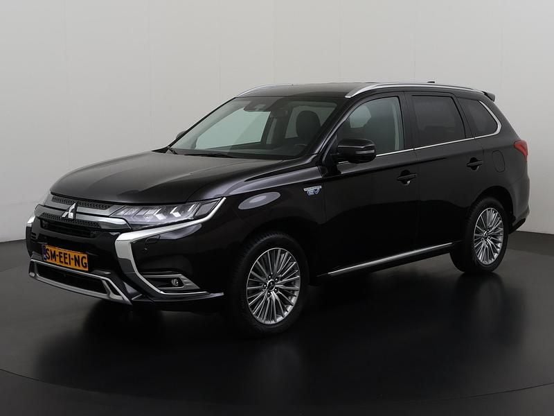 Zwart Gebruikt 2021 Mitsubishi Outlander P-HEV Intense+ SUV | € 27.895 (Eerlijke prijs) - Afbeelding 1/4