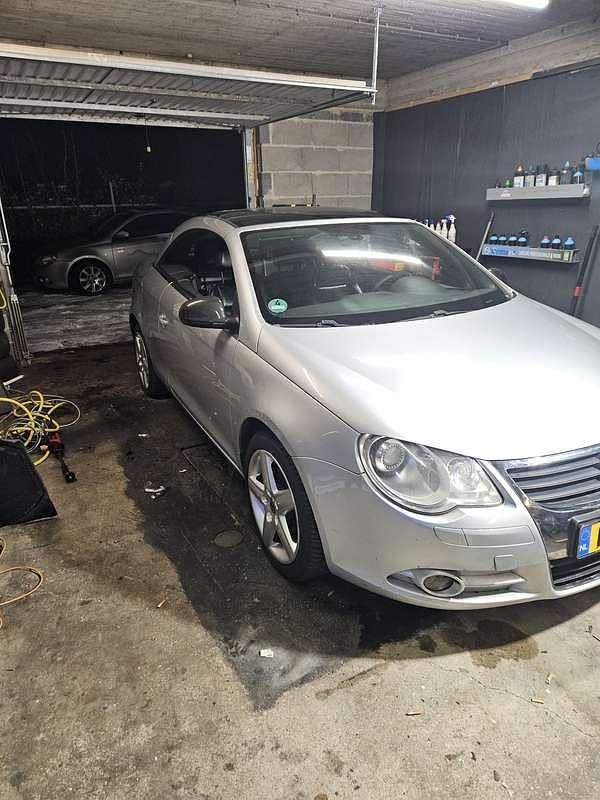 Grijs Gebruikt 2006 VW Eos Cabriolet | € 2.500 (Eerlijke prijs) - Afbeelding 1/4