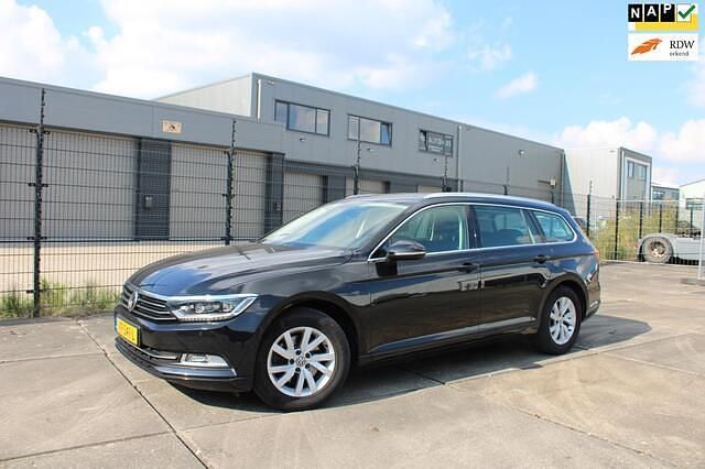 Zwart Occasion 2019 VW Passat Comfortline Stationwagen | € 11.900 (Goede deal) - Afbeelding 1/4