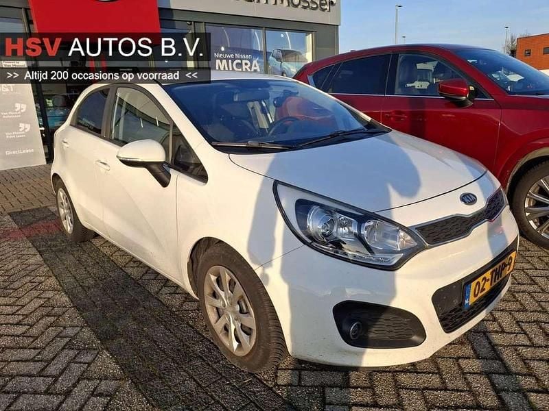Wit Occasion 2012 Kia Rio Plus Hatchback | € 4.445 (Eerlijke prijs) - Afbeelding 1/3
