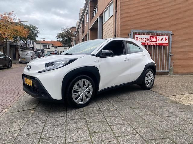 Wit Gebruikt 2023 Toyota Aygo X Play SUV | € 17.450 - Afbeelding 1/4
