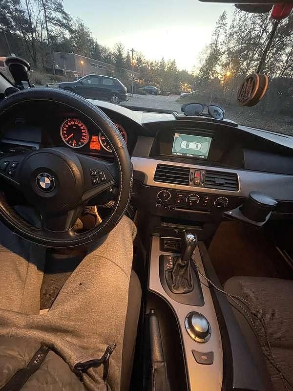 Grijs Occasion 2004 BMW 520 Sedan | € 4.800 (Eerlijke prijs) - Afbeelding 1/4