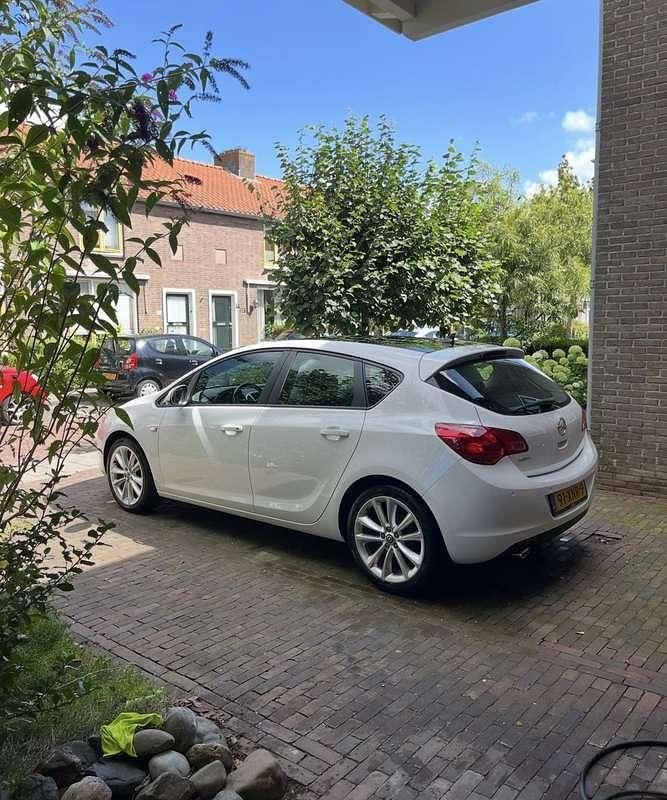 Wit Gebruikt 2012 Opel Astra Edition MPV | € 5.450 (Eerlijke prijs) - Afbeelding 1/4