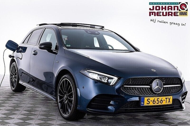 Blauw, metallic lak Gebruikt 2020 Mercedes A250 AMG Hatchback | € 29.900 (Eerlijke prijs) - Afbeelding 1/4