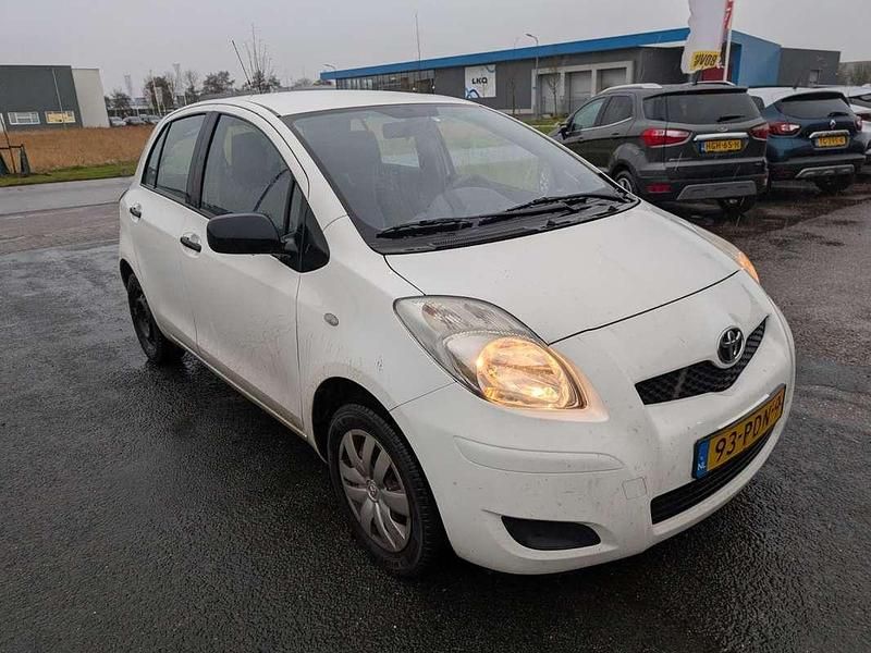 Wit Occasion 2011 Toyota Yaris Hatchback | € 1.995 (Goede deal) - Afbeelding 1/4