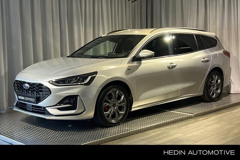 Grijs, metallic lak Gebruikt 2023 Ford Focus ST-Line Stationwagen | € 23.445 (Eerlijke prijs) - Afbeelding 1/4
