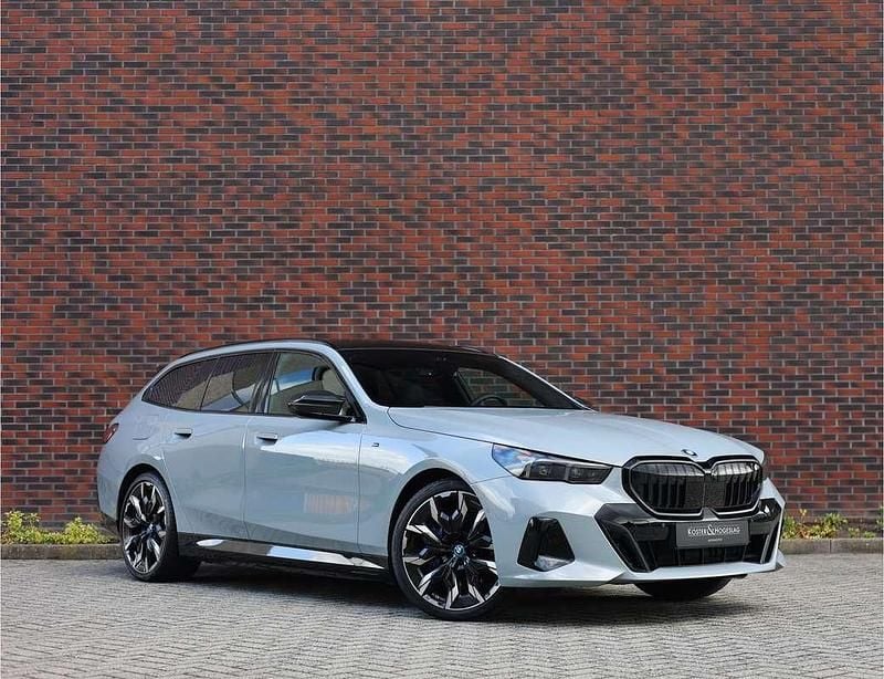 Grijs, metallic lak Gebruikt 2024 BMW 550 M Sport Stationwagen | € 92.950 - Afbeelding 1/4