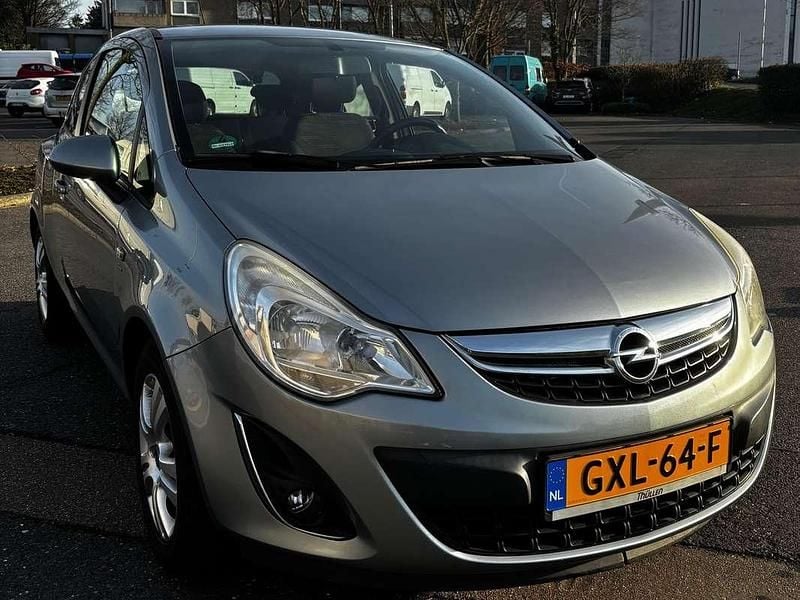 Grijs Occasion 2011 Opel Corsa Selection Hatchback | € 2.350 (Super prijs) - Afbeelding 1/4