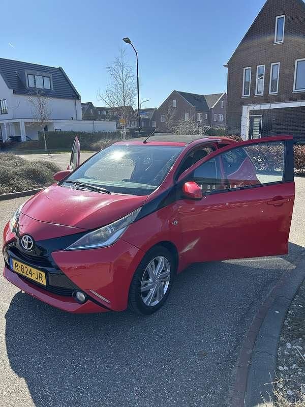 Rood Gebruikt 2015 Toyota Aygo Hatchback | € 7.800 (Eerlijke prijs) - Afbeelding 1/4