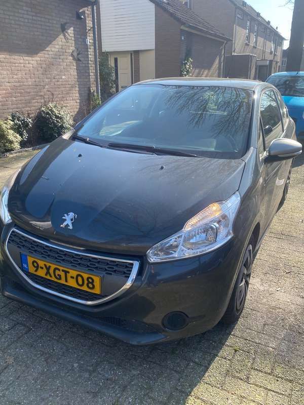 Grijs Gebruikt 2013 Peugeot 208 Access Hatchback | € 4.500 (Goede deal) - Afbeelding 1/4