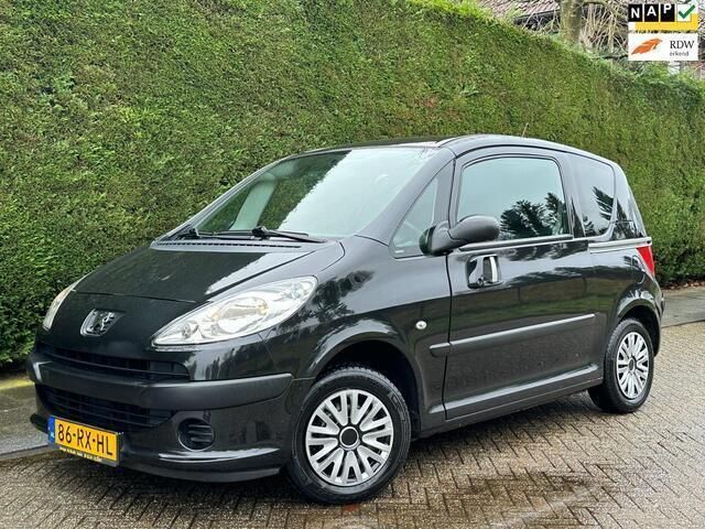 Zwart Gebruikt 2005 Peugeot 1007 MPV | € 1.250 (Eerlijke prijs) - Afbeelding 1/4