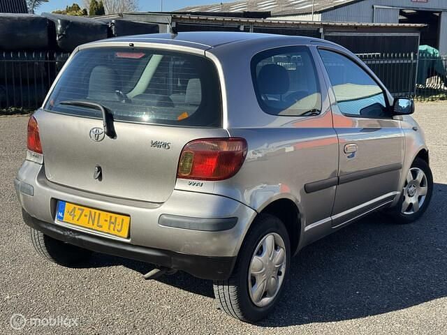 Occasion Toyota Yaris 87 PK (63 kW) 2003 Grijs Hatchback