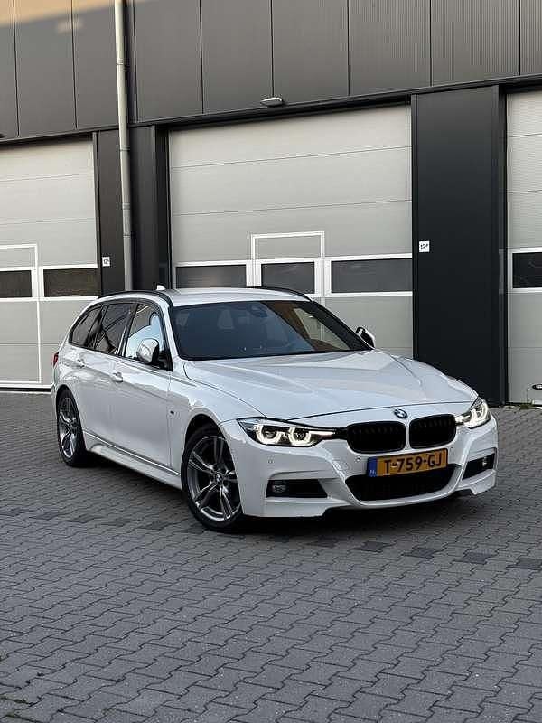 Wit Occasion 2018 BMW 320 M Sport Stationwagen | € 17.500 (Goede deal) - Afbeelding 1/4