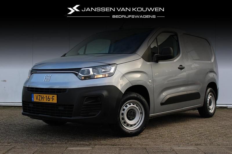 Grijs (metallic) Gebruikt 2023 Fiat Doblò MPV | € 13.350 (Goede deal) - Afbeelding 1/4