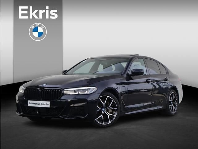 Zwart Gebruikt 2022 BMW 545e Comfort Edition Sedan | € 53.900 (Eerlijke prijs) - Afbeelding 1/4