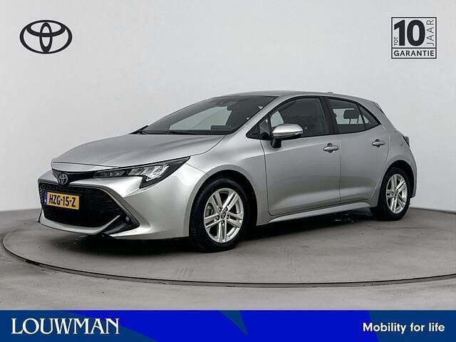 Shimmering silver metallic (zilver metallic) Gebruikt 2022 Toyota Corolla Hybrid Active Hatchback | € 22.945 (Eerlijke prijs) - Afbeelding 1/3