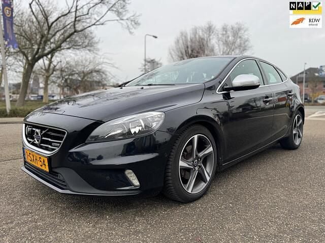 Zwart (metallic) Gebruikt 2013 Volvo V40 R-Design Hatchback | € 5.795 (Goede deal) - Afbeelding 1/4