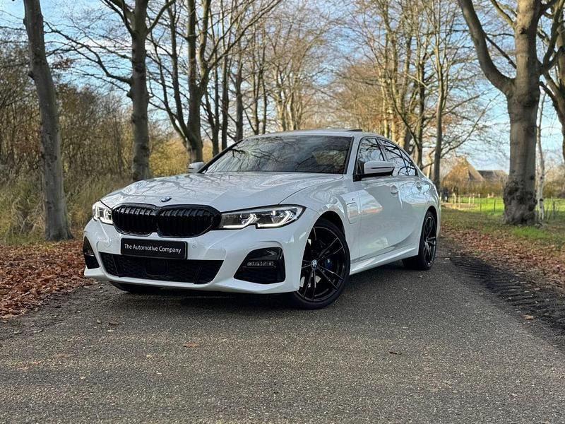 Wit Gebruikt 2019 BMW 330e M Sport Sedan | € 33.995 (Iets duurder) - Afbeelding 1/4