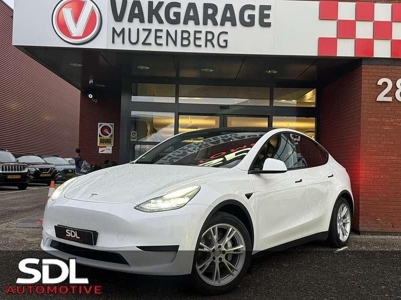 Wit Occasion 2023 Tesla Model Y RWD SUV | € 31.945 (Goede deal) - Afbeelding 1/4