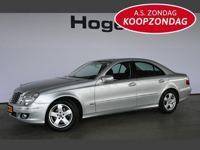 Grijs, metallic lak Gebruikt 2007 Mercedes E200 Elegance Sedan | € 6.440 (Goede deal) - Afbeelding 1/4