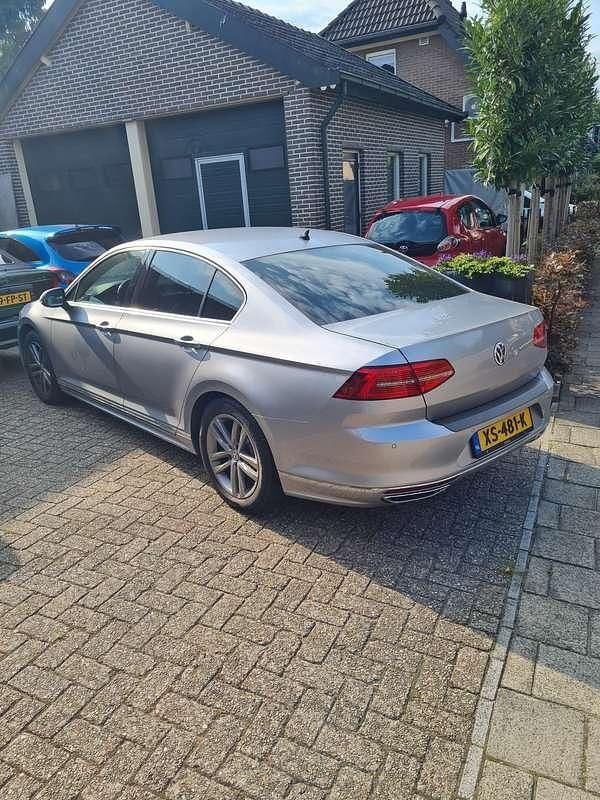 Grijs Gebruikt 2019 VW Passat R-line Sedan | € 15.999 (Eerlijke prijs) - Afbeelding 1/2