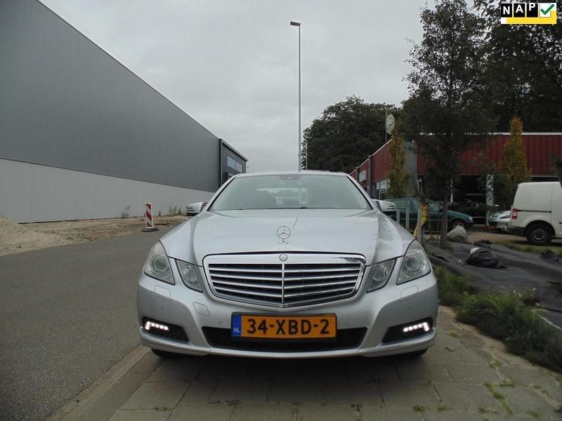 Grijs, metallic lak Gebruikt 2009 Mercedes E350 Elegance Sedan | € 7.450 - Afbeelding 1/4
