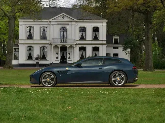 Blauw, metallic lak Gebruikt 2020 Ferrari GTC4Lusso Coupé | € 289.500 - Afbeelding 1/4
