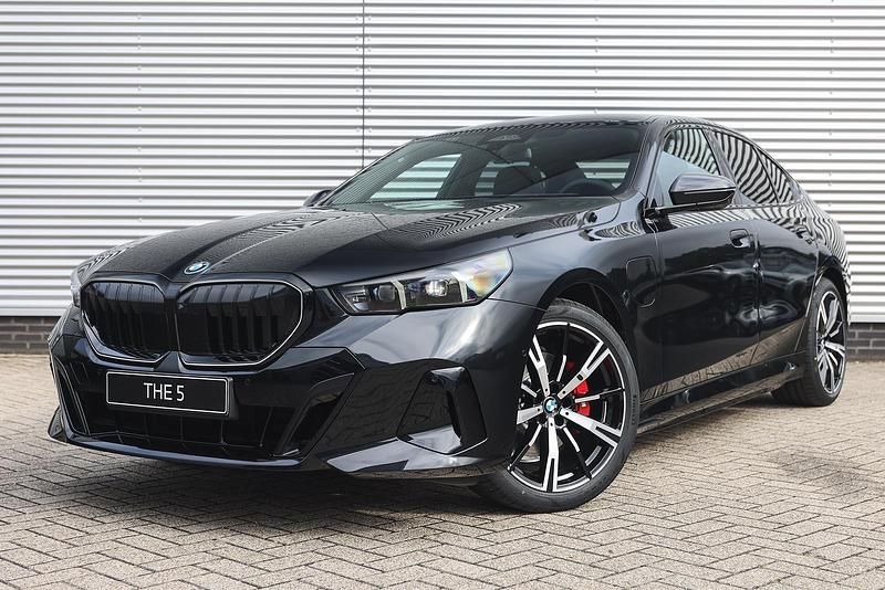 Zwart Nieuw 2025 BMW 530e Comfort Edition Sedan | € 87.765 (Eerlijke prijs) - Afbeelding 1/4