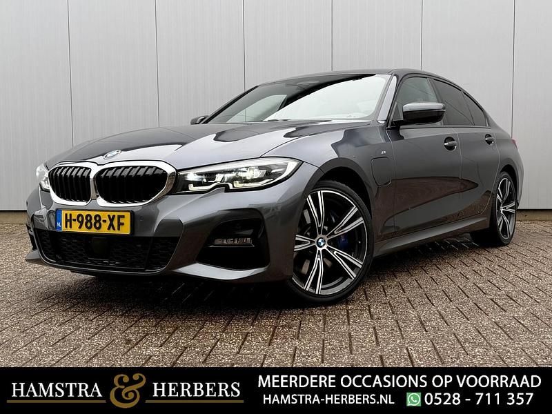 Grijs Occasion 2020 BMW 330 M Sport Sedan | € 29.495 (Eerlijke prijs) - Afbeelding 1/4