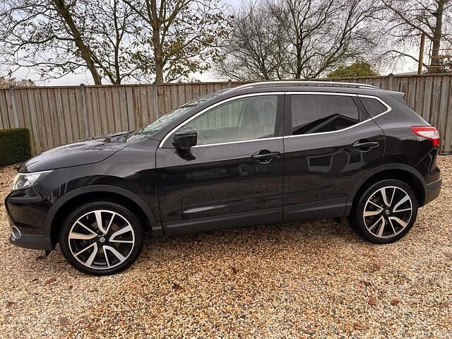 Zwart Gebruikt 2015 Nissan Qashqai Tekna SUV | € 7.350 (Goede deal) - Afbeelding 1/4
