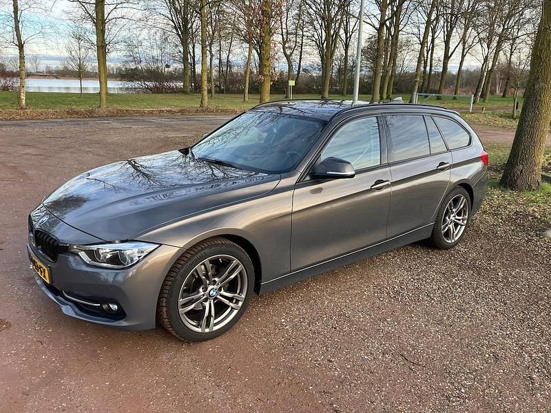 Grijs (metallic) Occasion 2017 BMW 318 Executive Stationwagen | € 17.500 (Eerlijke prijs) - Afbeelding 1/4