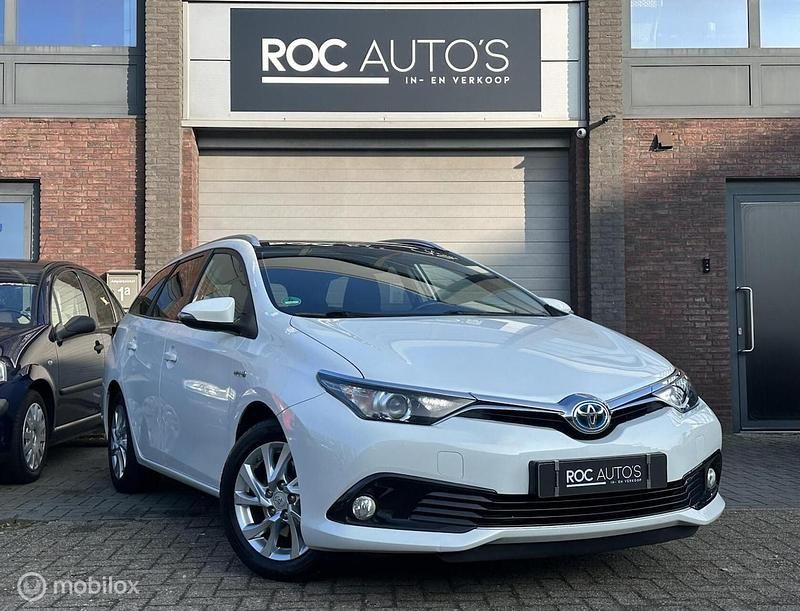 Wit Occasion 2015 Toyota Auris Hybrid Hatchback | € 8.990 (Eerlijke prijs) - Afbeelding 1/4