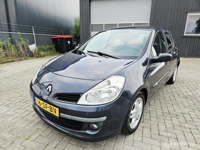 Grijs Gebruikt 2005 Renault Clio II Dynamique Hatchback | € 2.999 (Eerlijke prijs) - Afbeelding 1/4