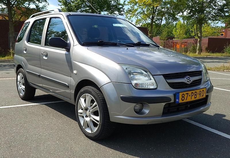 Grijs (metallic) Gebruikt 2004 Suzuki Ignis GLS Hatchback | € 3.750 - Afbeelding 1/4