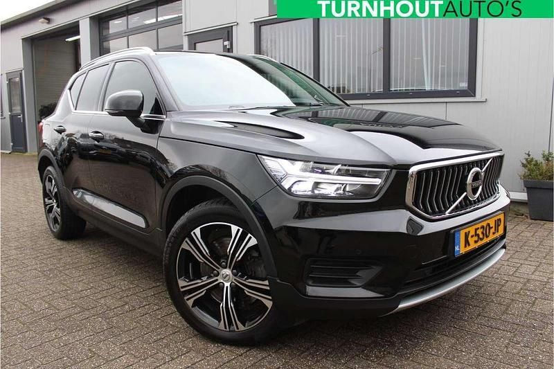 Zwart Gebruikt 2021 Volvo XC40 Inscription SUV | € 26.715 (Iets duurder) - Afbeelding 1/4