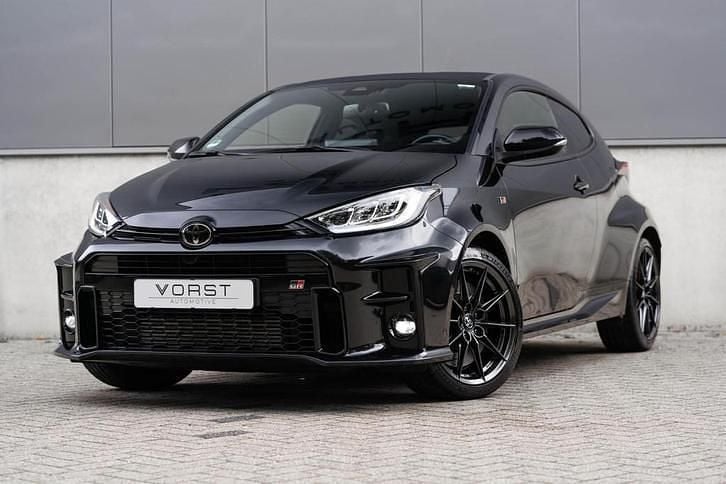 Zwart Occasion 2022 Toyota Yaris Hatchback | € 37.950 (Eerlijke prijs) - Afbeelding 1/4