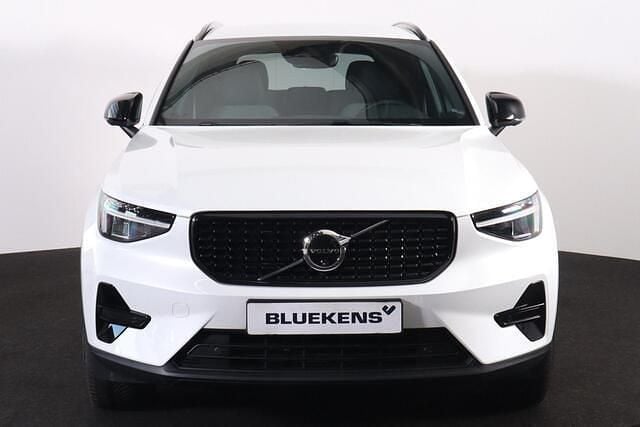 Wit Gebruikt 2023 Volvo XC40 Plus SUV | € 42.900 (Eerlijke prijs) - Afbeelding 1/4