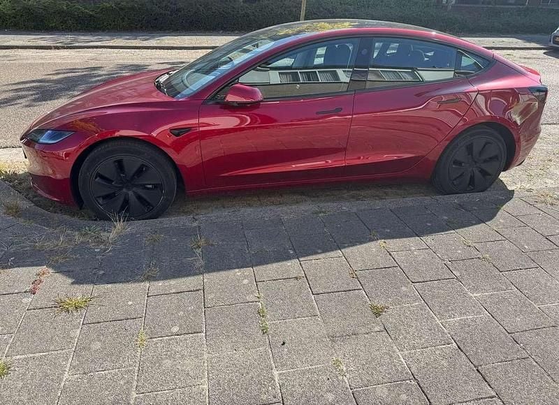 Rood Gebruikt 2024 Tesla Model 3 RWD Sedan | € 37.000 (Iets duurder) - Afbeelding 1/2