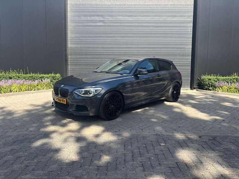Grijs Gebruikt 2014 BMW M135 Hatchback | € 18.499 (Goede deal) - Afbeelding 1/4