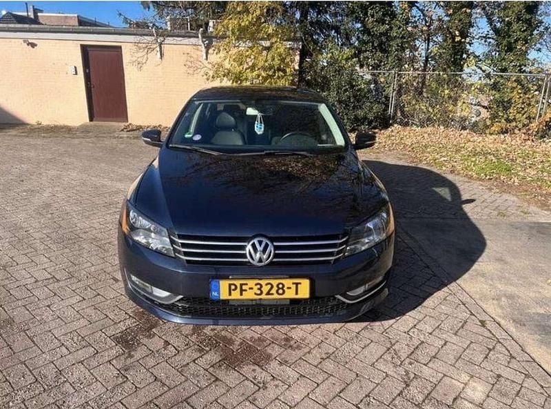 Blauw Occasion 2015 VW Passat Edition Sedan | € 10.450 - Afbeelding 1/4
