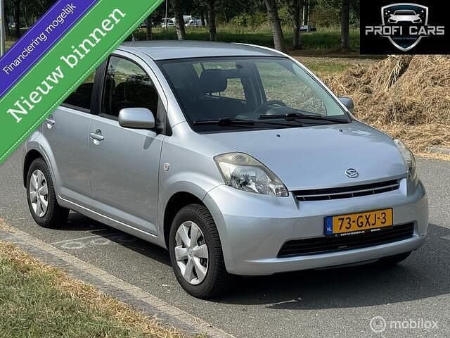 Grijs Gebruikt 2008 Daihatsu Sirion Hatchback | € 1.750 (Goede deal) - Afbeelding 1/4