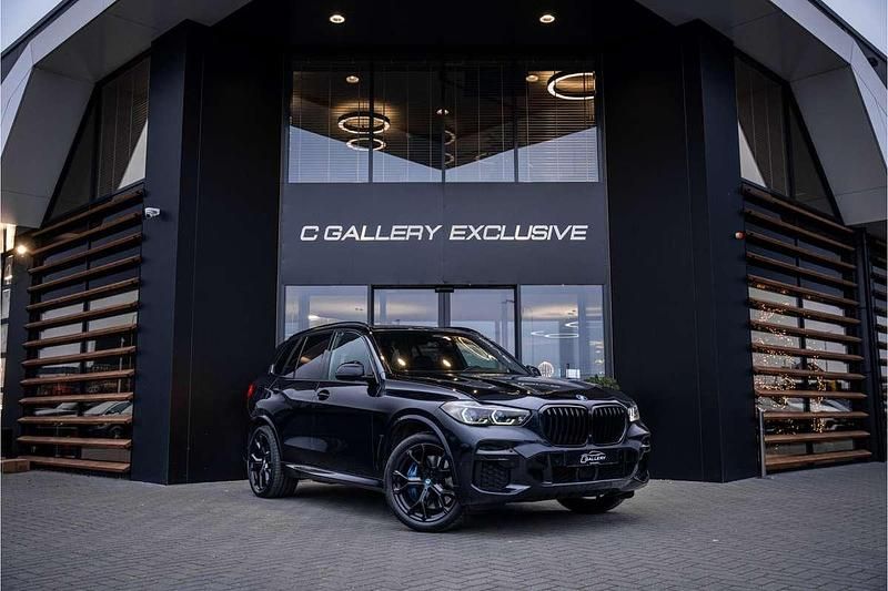Zwart (metallic) Occasion 2022 BMW X5 Executive SUV | € 57.995 (Super prijs) - Afbeelding 1/4