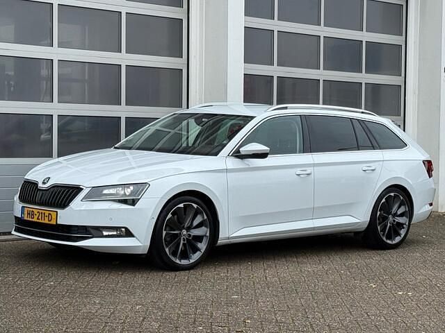 Wit Gebruikt 2015 Skoda Superb Business Line Stationwagen | € 13.945 (Eerlijke prijs) - Afbeelding 1/4