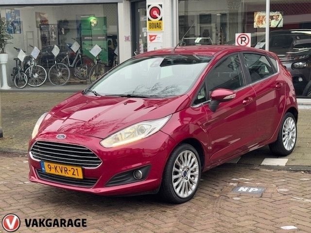 Rood Gebruikt 2013 Ford Fiesta Titanium Hatchback | € 6.750 (Iets duurder) - Afbeelding 1/4