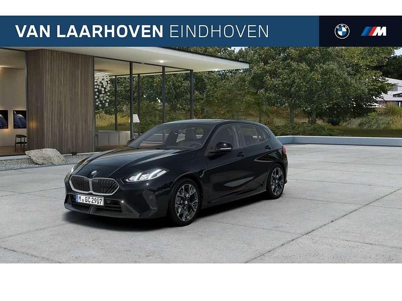Zwart Nieuw 2025 BMW 120 M Sport Hatchback | € 49.343 (Goede deal) - Afbeelding 1/4