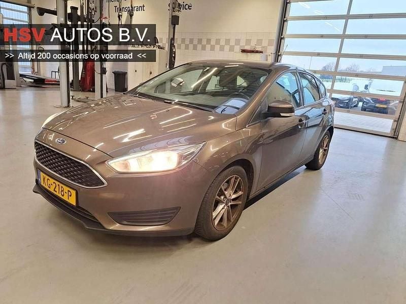 Bruin Occasion 2016 Ford Focus Trend Hatchback | € 6.945 (Goede deal) - Afbeelding 1/3