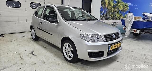 Grijs, metallic lak Gebruikt 2005 Fiat Punto Hatchback | € 1.750 (Eerlijke prijs) - Afbeelding 1/4